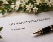 Polisblad van een uitvaartverzekering met pen, bij het kiezen van een uitvaartverzorger